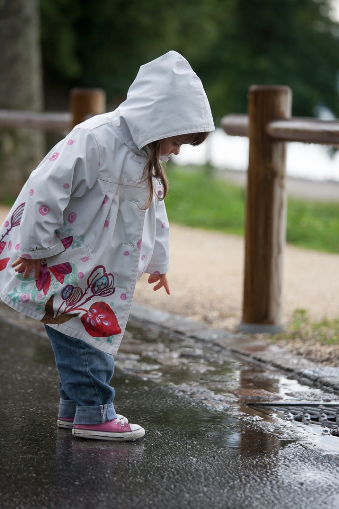 Lucie aime les flaques d'eau