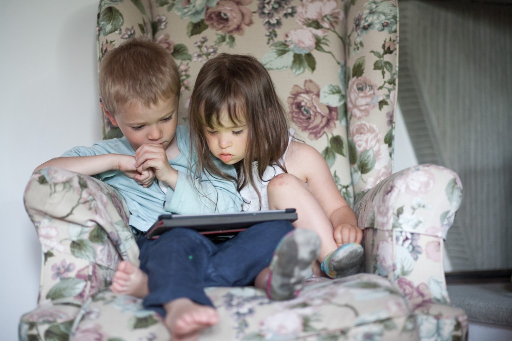 Lucie et Lowen regardent une vidéo